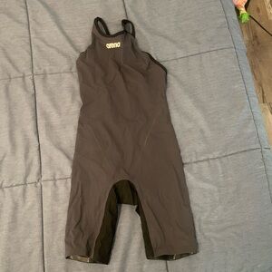 Arena carbon flex closed back size 26
